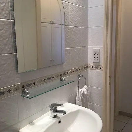 Limnaria Gardens - Modern 1 Bed, Walk To & Shops Lägenhet *